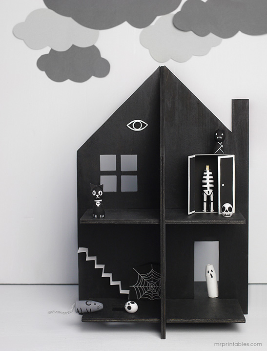Haunted Dolls House with Peg Dolls — image 1